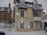 La villa la Cerisée depuis la rue enneigé