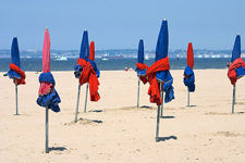 Les célébres parassols rouge et bleu de la plage de Deauville