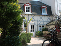 Inner courtyard and sun terrace in the back guest house